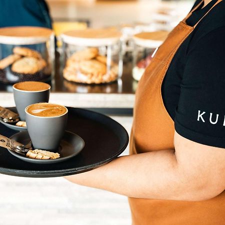 Pullman Auckland Airport 호텔 외부 사진 A server holding a tray of coffee