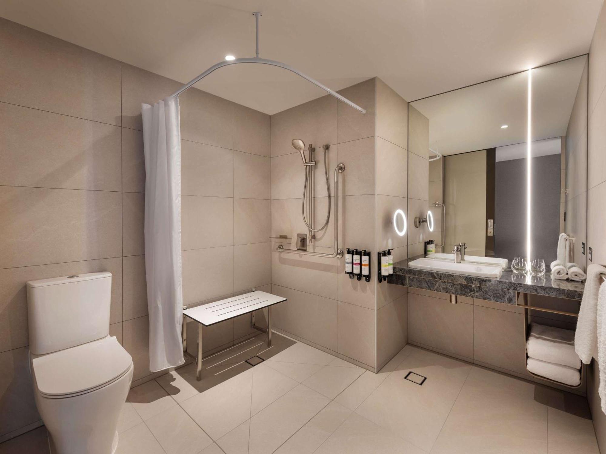 Pullman Auckland Airport 호텔 외부 사진 A typical bathroom in a hotel