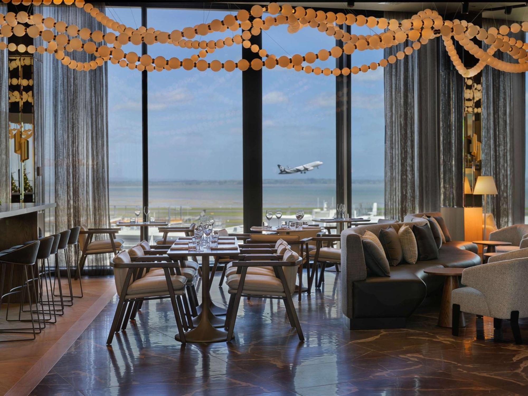 Pullman Auckland Airport 호텔 외부 사진 The lounge at the airport
