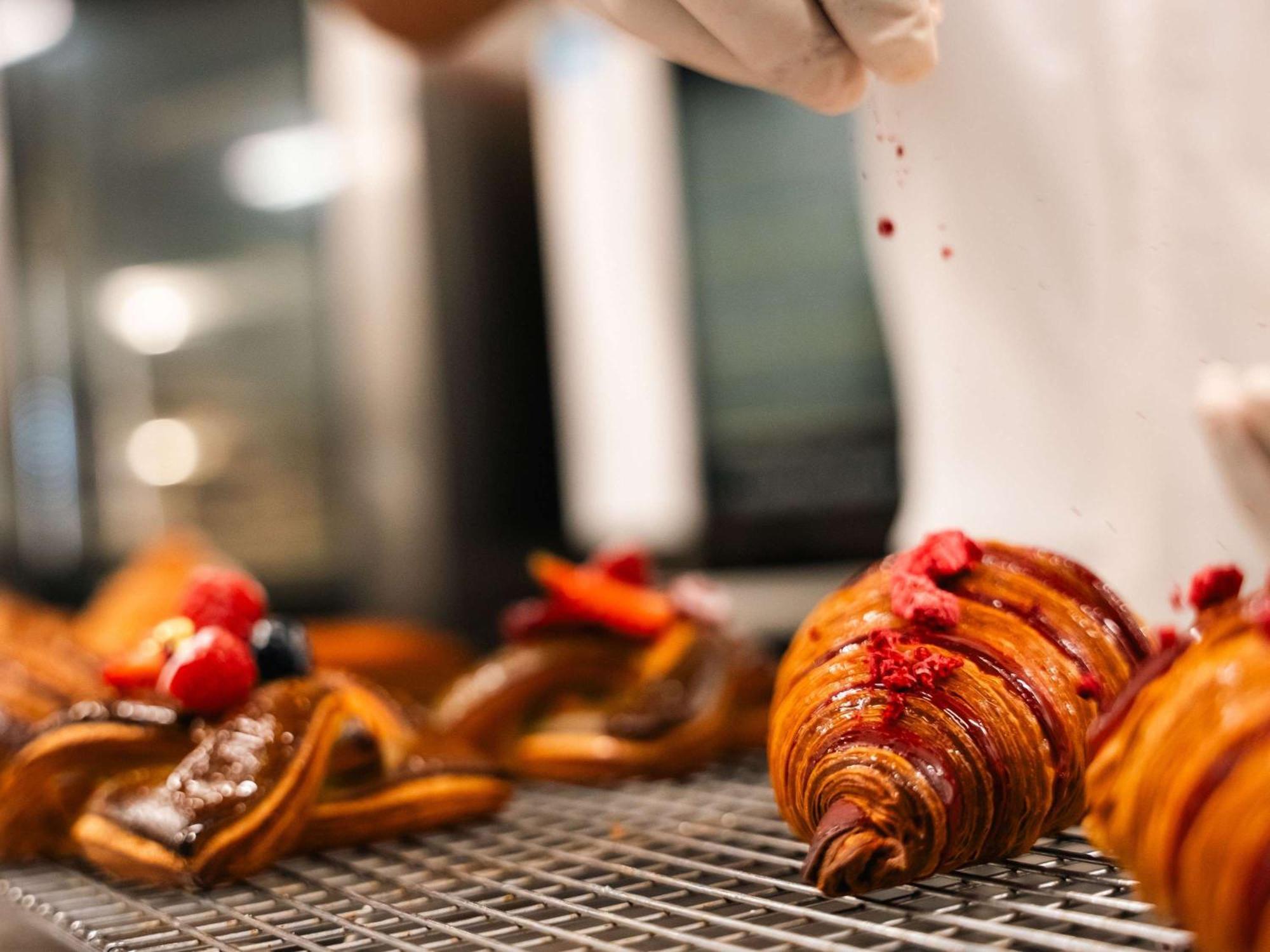 Pullman Auckland Airport 호텔 외부 사진 Croissants being dusted with powdered sugar