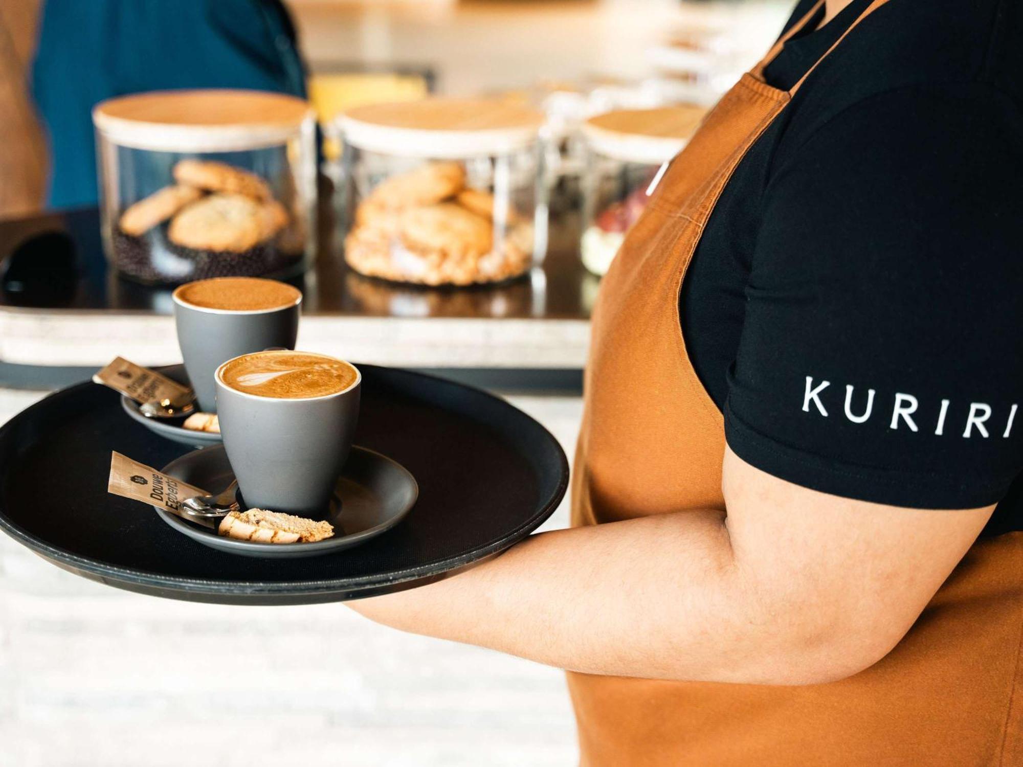Pullman Auckland Airport 호텔 외부 사진 A server holding a tray of coffee